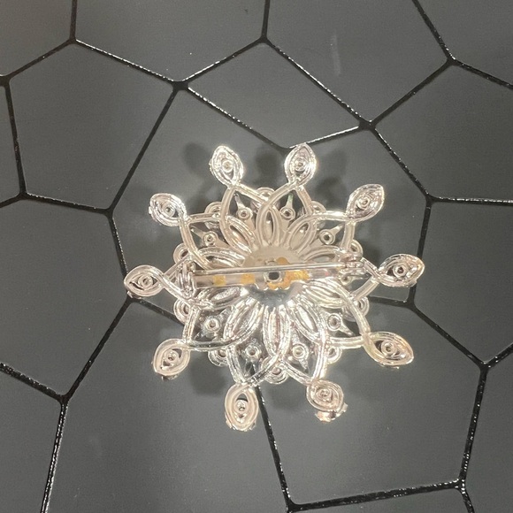 Vintage 1950’s Starburst/ Snowflake Rhinestone Brooch- So Sparkly - Picture 5 of 6
